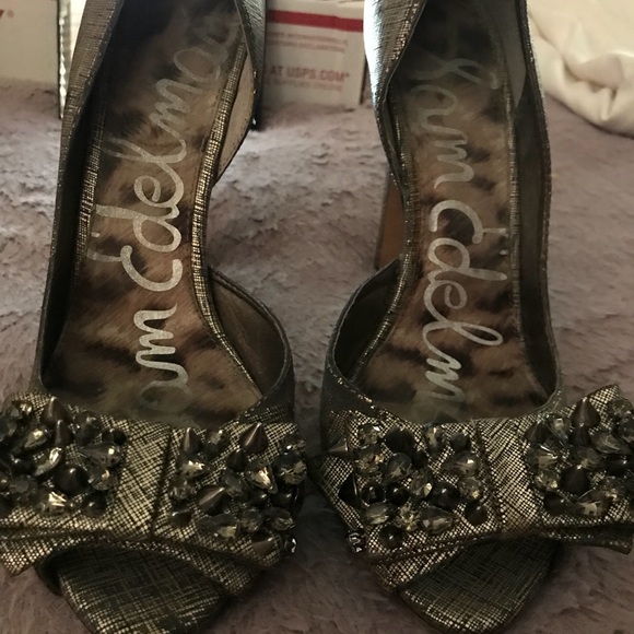 BEAUTIFUL STUDDED HEELS  - Picture 6 of 7